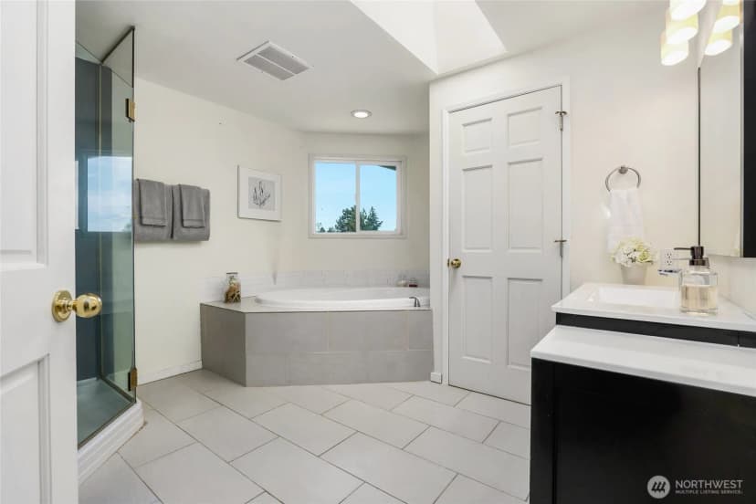 Property photo for 8808 Ne 14th Street, Clyde Hill photo 23