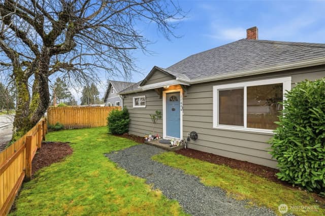 Property photo for 11606 Military Rd Sw, Lakewood photo 4