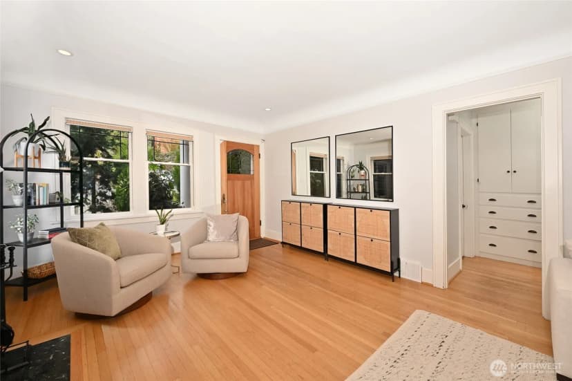 Property photo for 900 W Emerson Street, Seattle photo 4