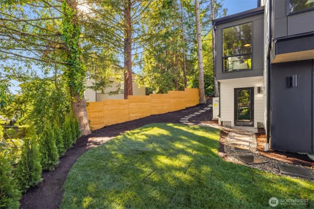 Property photo for 2109 129th Avenue Se, Bellevue photo 4