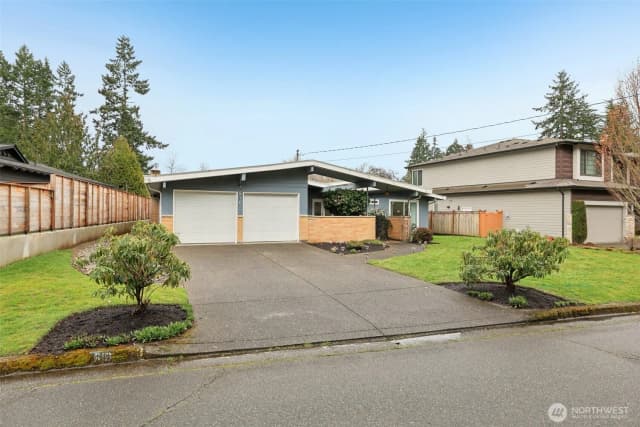 Property photo for 616 109th Avenue Se, Bellevue photo 2