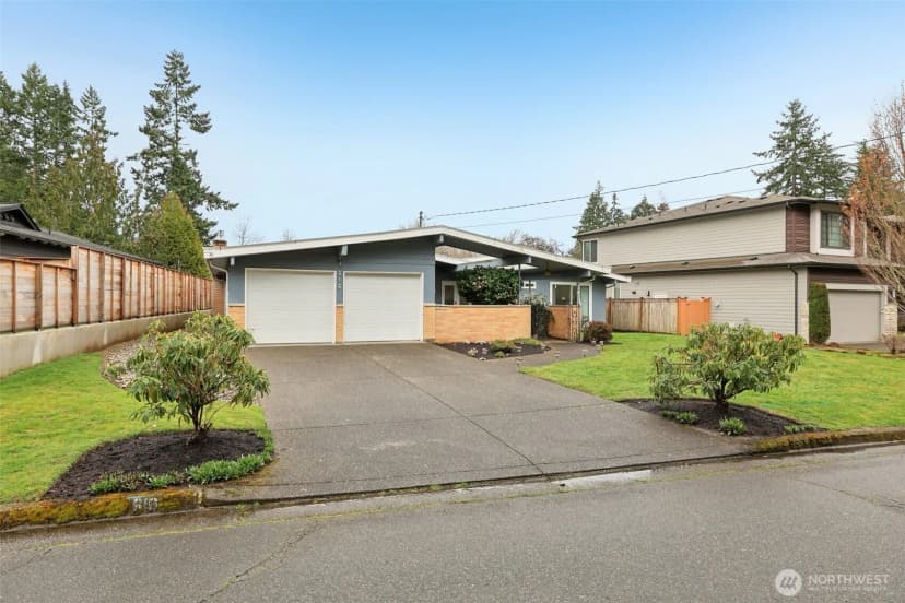 Property photo for 616 109th Avenue Se, Bellevue photo 2