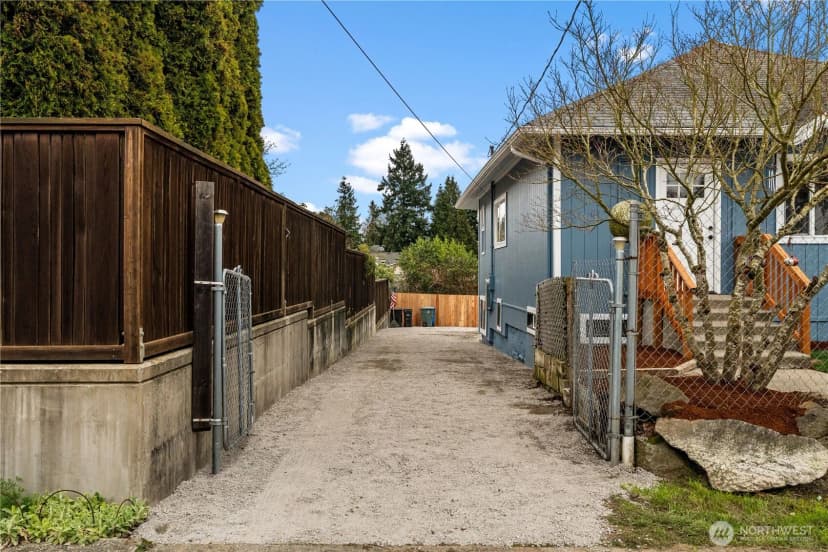Property photo for 5518 39th Avenue S, Seattle photo 4