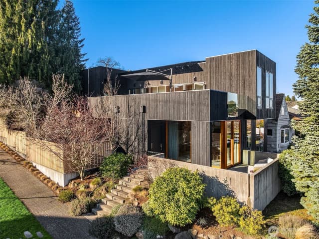 Property photo for 3057 36th Avenue Sw, Seattle photo 2