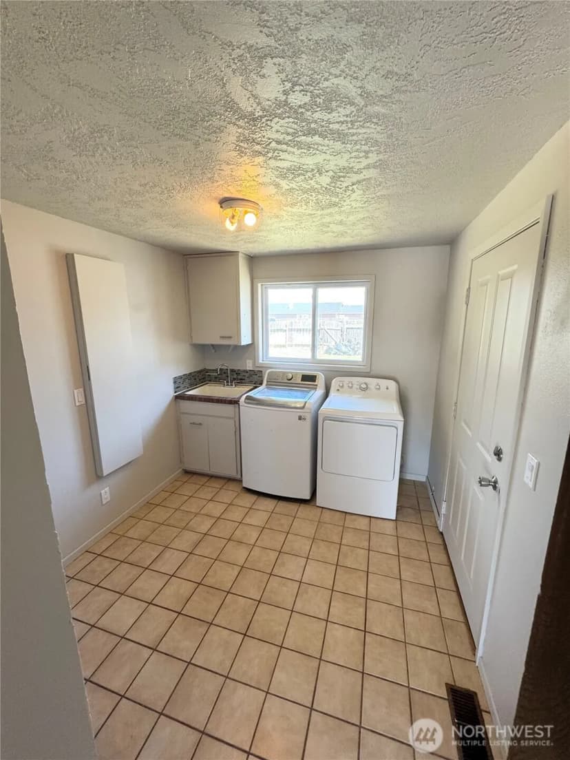 Property photo for 915 E Elsinore Street, Othello photo 27