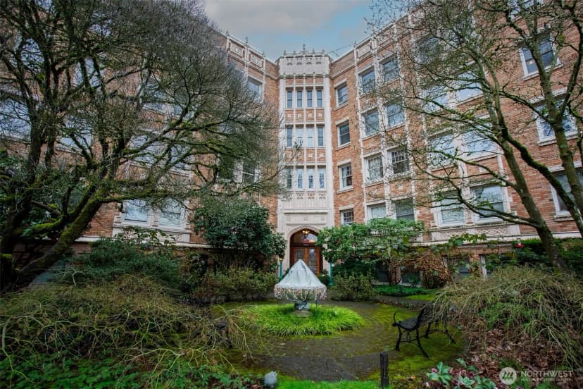 Property photo for 5810 Ne Cowen Place #305, Seattle photo 14