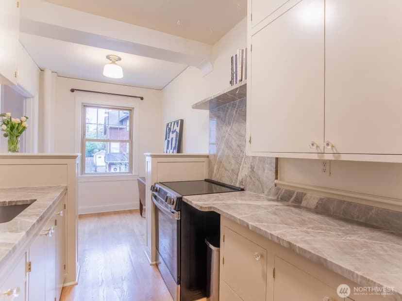 Property photo for 5810 Ne Cowen Place #305, Seattle photo 8