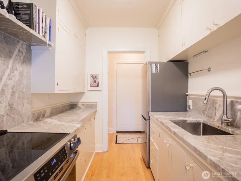 Property photo for 5810 Ne Cowen Place #305, Seattle photo 10