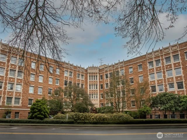 Property photo for 5810 Ne Cowen Place #305, Seattle photo 2