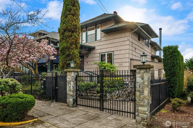 Property photo for 2307 Broadway E, Seattle photo 2