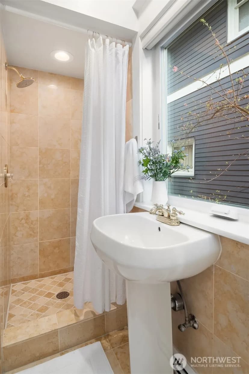 Property photo for 2307 Broadway E, Seattle photo 18