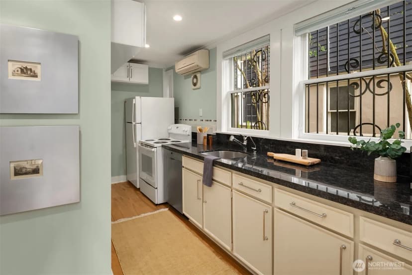 Property photo for 2307 Broadway E, Seattle photo 34
