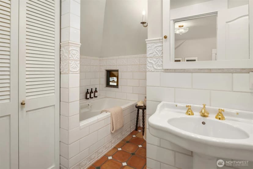 Property photo for 2307 Broadway E, Seattle photo 21