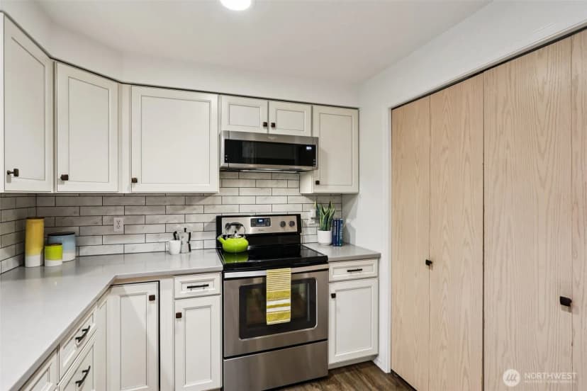 Property photo for 9242 Woodlawn Avenue N #b, Seattle photo 11