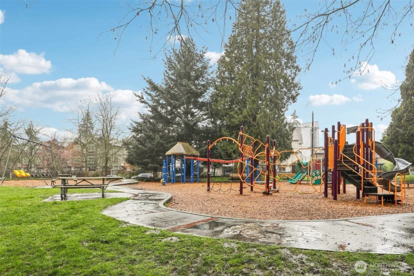 Property photo for 9242 Woodlawn Avenue N #b, Seattle photo 32