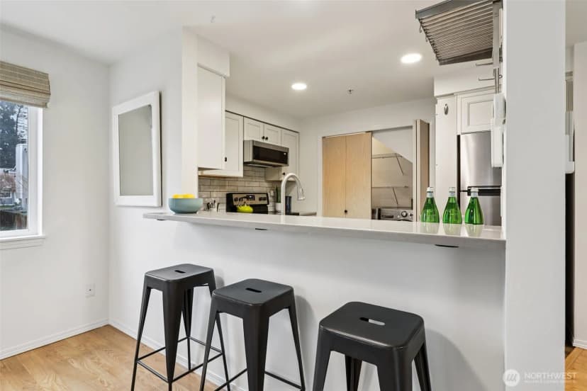 Property photo for 9242 Woodlawn Avenue N #b, Seattle photo 10