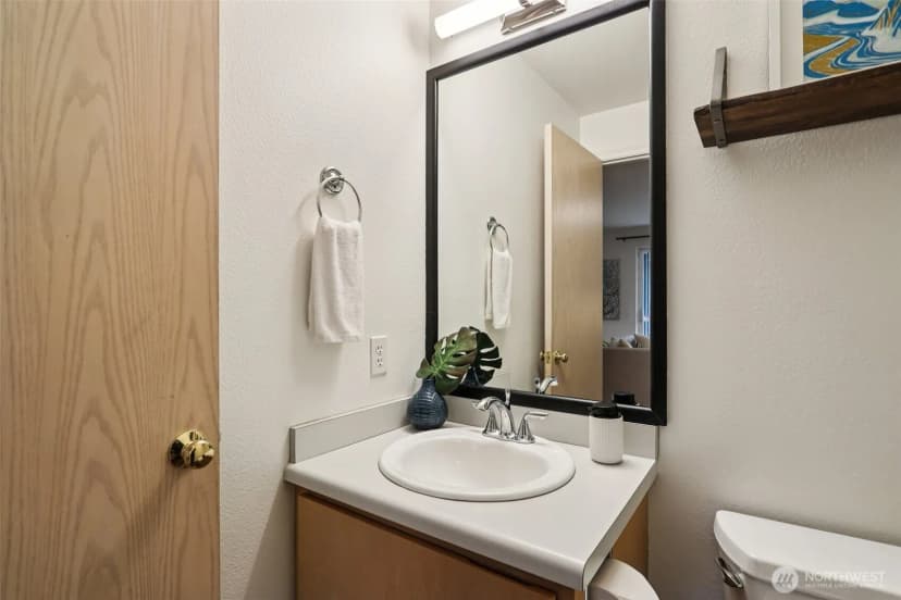 Property photo for 9242 Woodlawn Avenue N #b, Seattle photo 14