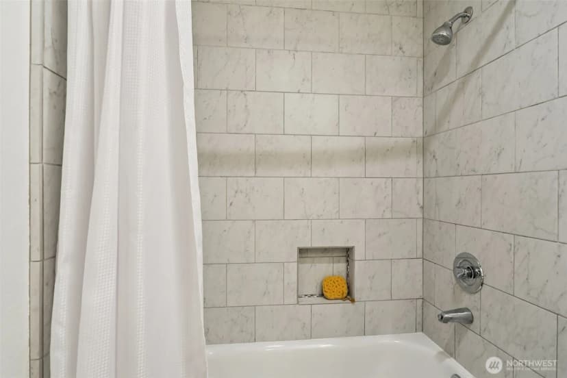 Property photo for 9242 Woodlawn Avenue N #b, Seattle photo 21