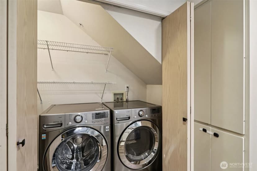 Property photo for 9242 Woodlawn Avenue N #b, Seattle photo 15