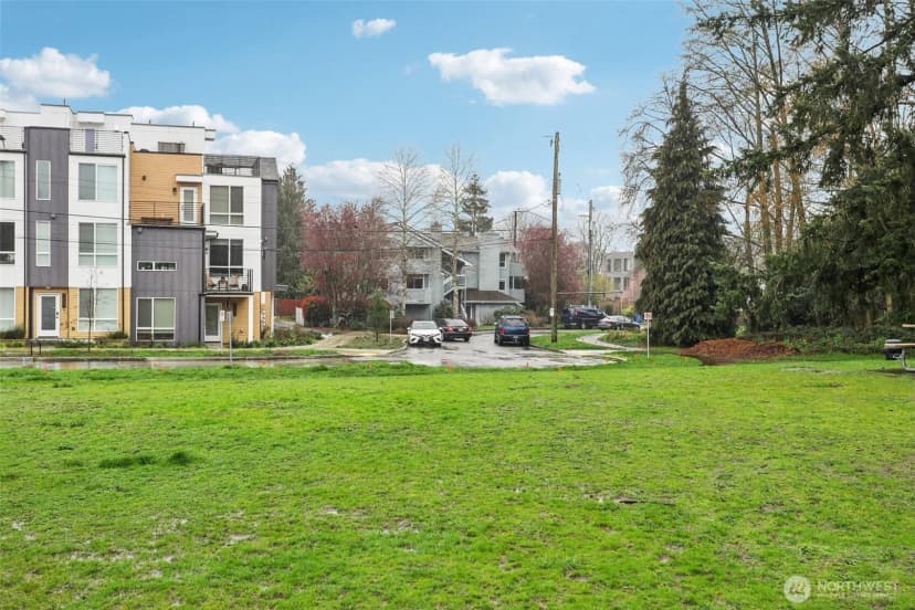 Property photo for 9242 Woodlawn Avenue N #b, Seattle photo 28