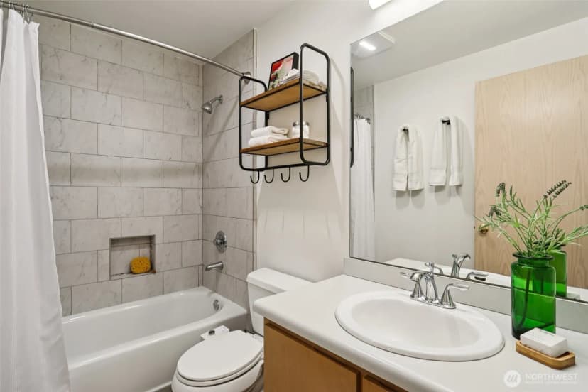 Property photo for 9242 Woodlawn Avenue N #b, Seattle photo 20
