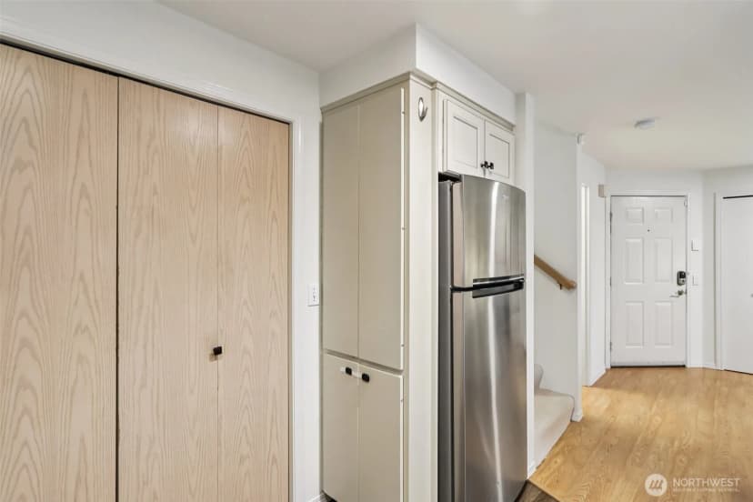 Property photo for 9242 Woodlawn Avenue N #b, Seattle photo 13