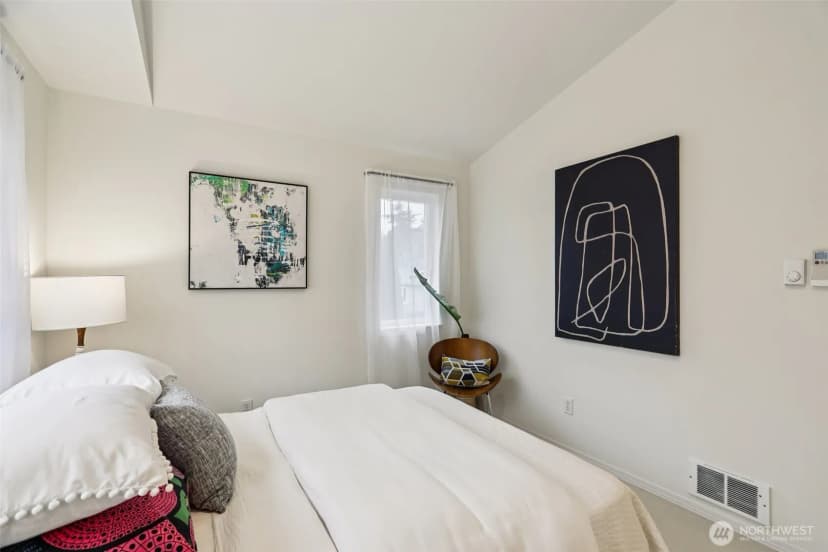 Property photo for 9242 Woodlawn Avenue N #b, Seattle photo 24