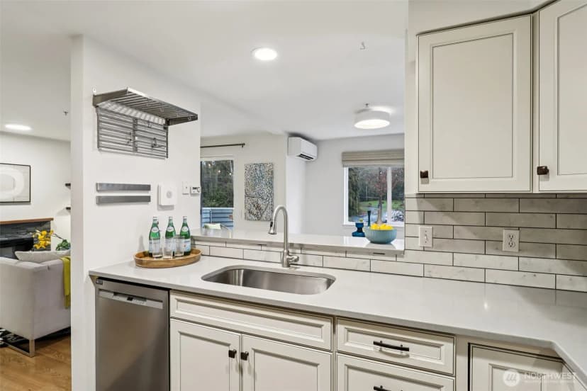 Property photo for 9242 Woodlawn Avenue N #b, Seattle photo 12