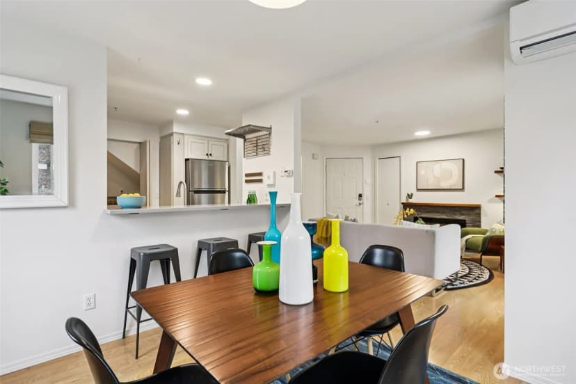 Property photo for 9242 Woodlawn Avenue N #b, Seattle photo 9