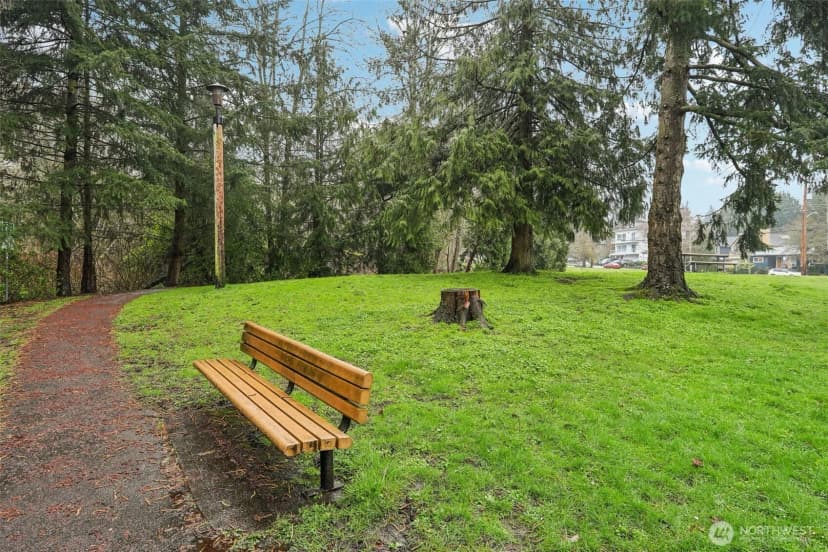 Property photo for 9242 Woodlawn Avenue N #b, Seattle photo 29