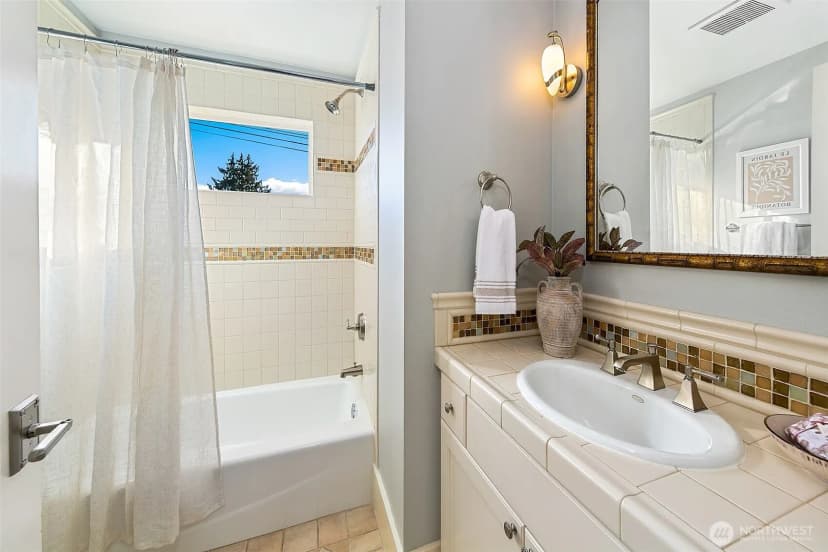 Property photo for 1238 3rd Avenue N, Seattle photo 33