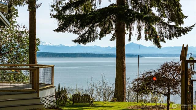 Property photo for 5051 Waterside Ln, Langley