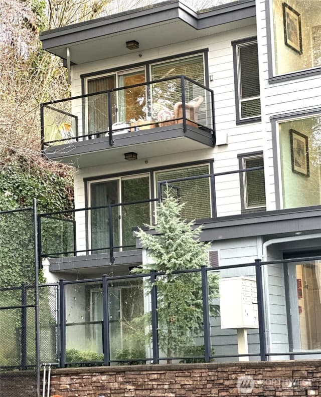 Property photo for 3212 Se 81st #c203, Mercer Island photo 2