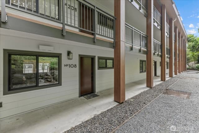 Property photo for 130 105th Avenue Se #108, Bellevue photo 2