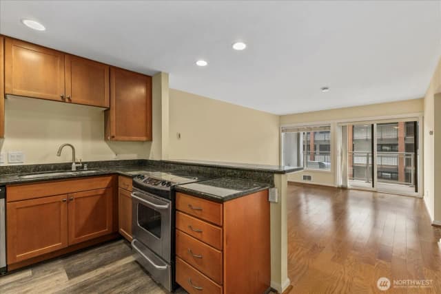 Property photo for 130 105th Avenue Se #108, Bellevue photo 3