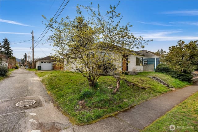 Property photo for 809 W Connecticut Street, Bellingham photo 2