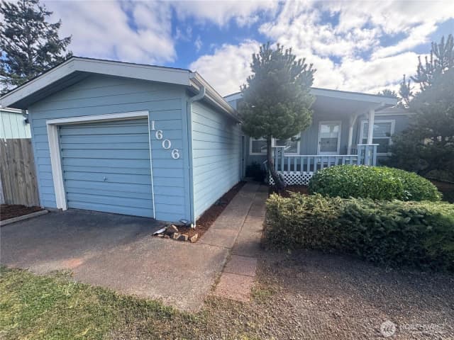 Property photo for 1606 Washington Avenue S, Long Beach