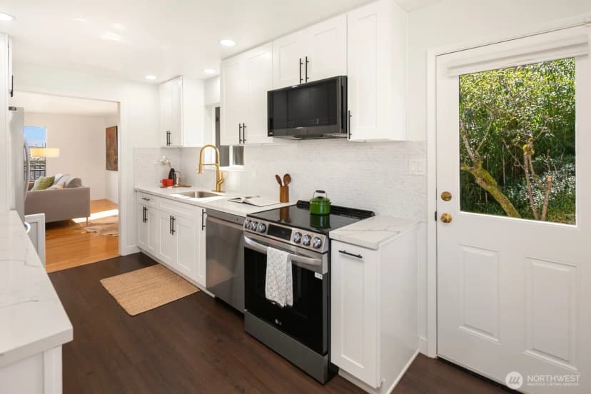 Property photo for 4006 26th Avenue W, Seattle photo 13