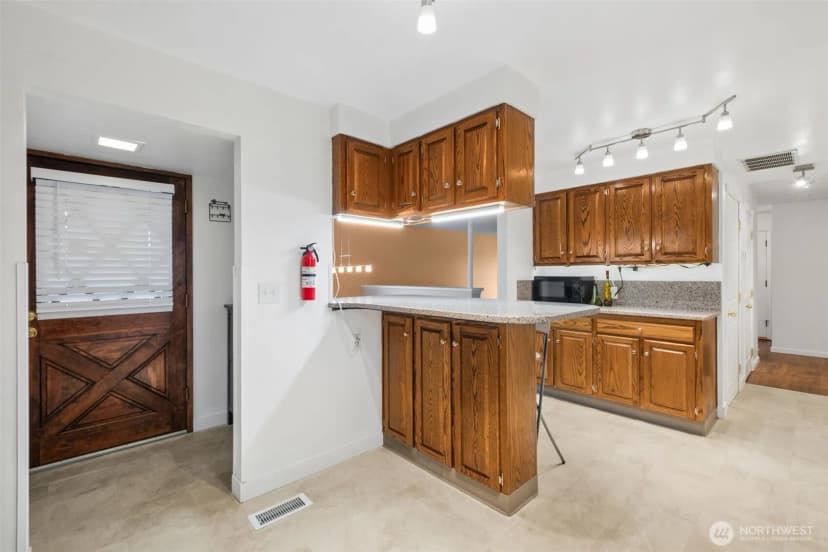 Property photo for 14204 12th Avenue Sw, Burien photo 13