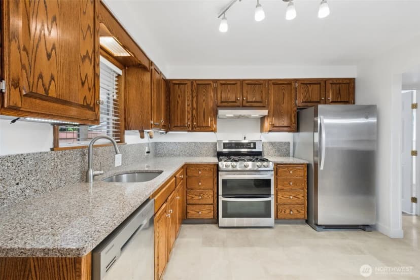 Property photo for 14204 12th Avenue Sw, Burien photo 11