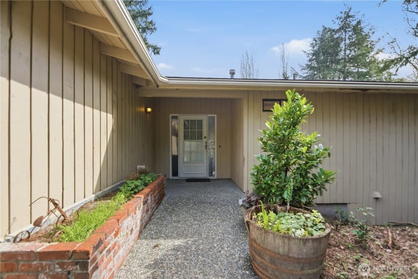 Property photo for 18510 66th Avenue Ne, Kenmore photo 2
