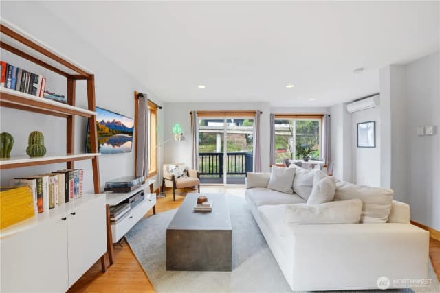 Property photo for 4037 7th Avenue Ne #a, Seattle photo 4