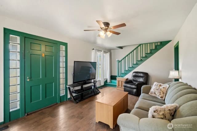 Property photo for 325 3rd Street, Morton photo 3