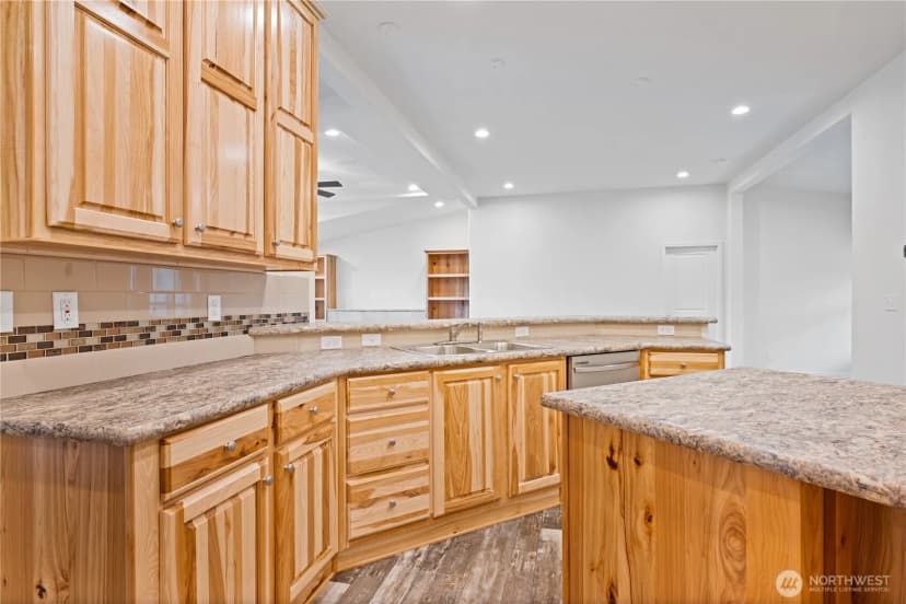 Property photo for 1728 Spirit Lake Highway, Castle Rock photo 7