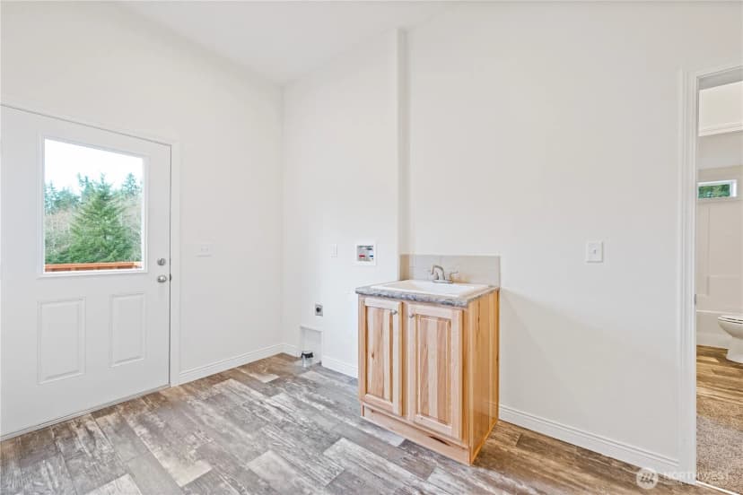 Property photo for 1728 Spirit Lake Highway, Castle Rock photo 16