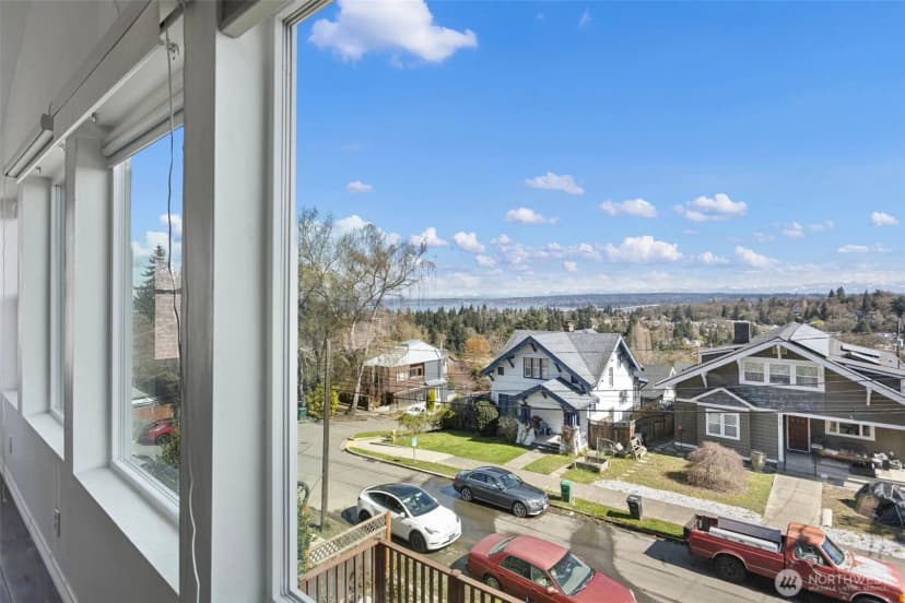 Property photo for 913 24th Avenue E, Seattle photo 7