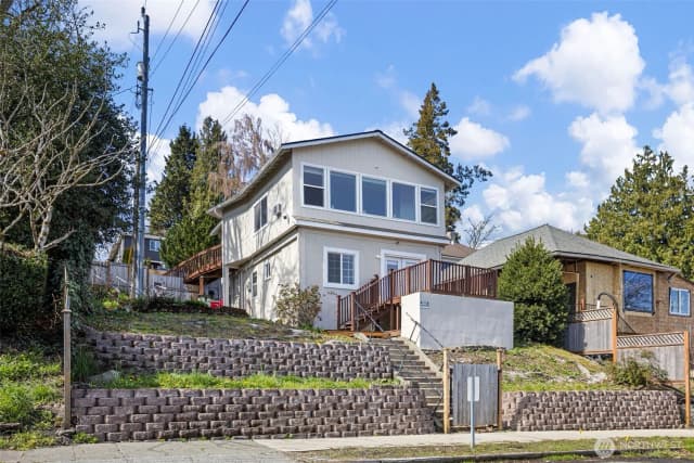 Property photo for 913 24th Avenue E, Seattle photo 2