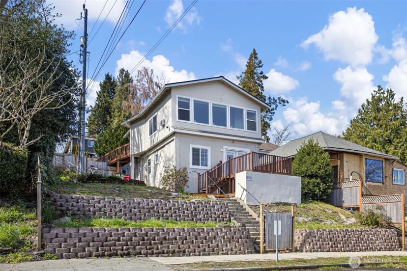 Property photo for 913 24th Avenue E, Seattle photo 2