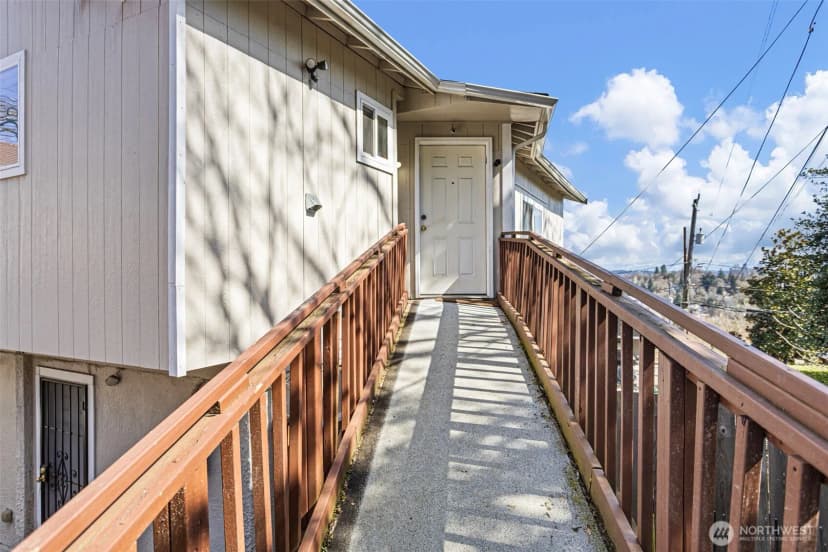 Property photo for 913 24th Avenue E, Seattle photo 3
