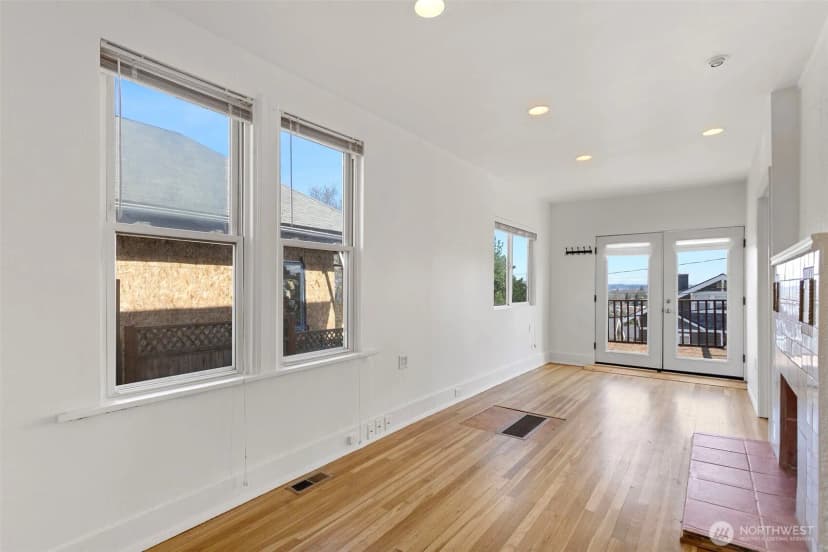 Property photo for 913 24th Avenue E, Seattle photo 13
